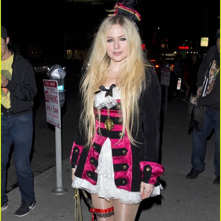 avril lavigne outfits 2000s