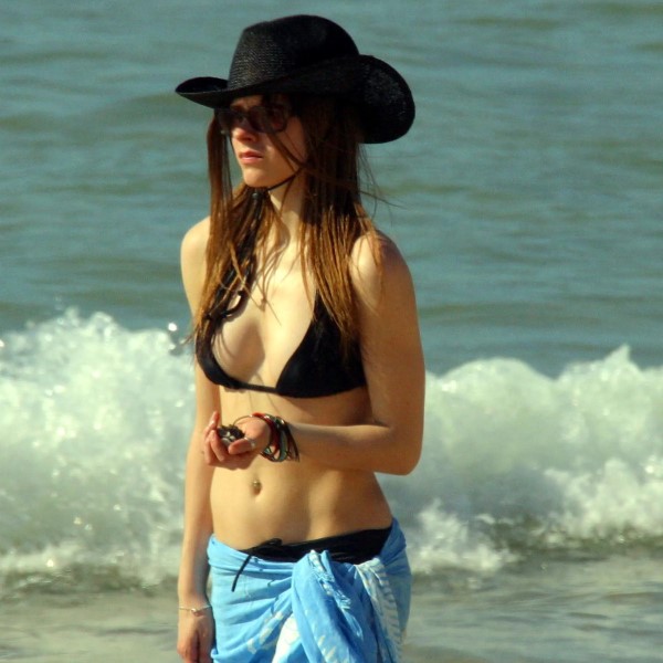 avril lavigne bikini